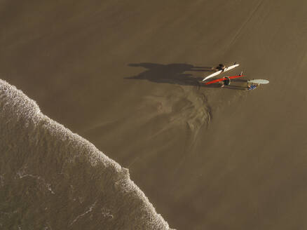 Luftaufnahme von Surfern am Strand - CAVF66861