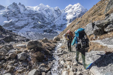 Zwei Bergsteiger wandern nach einem erfolgreichen Gipfel des Mera Pk ins Tal - CAVF66879