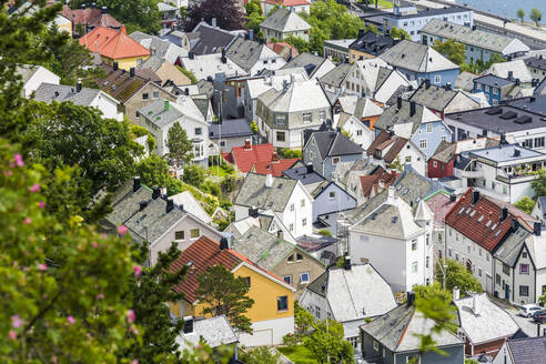 Dächer von Jugendstilgebäuden von oben, Alesund, Norwegen - CAVF66913