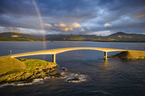 Luftaufnahme des Regenbogens auf der Storseisundet-Brücke, Atlantikstraße, Norwegen - CAVF66914