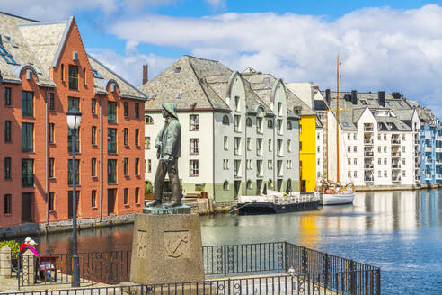 Fiskergutten oder Fischerjungen-Statue, Brosundet-Kanal, Alesund, Norwegen - CAVF66915