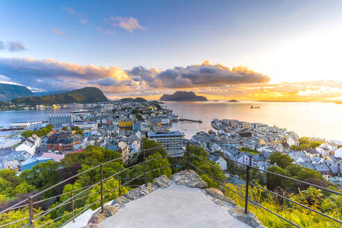 Alesund bei Sonnenuntergang vom Aussichtspunkt Strykejernet, Norwegen - CAVF66920