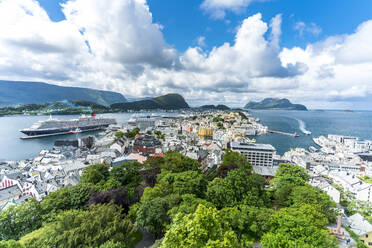 Die Stadt Alesund vom Aussichtspunkt Byrampen, Aksla, Alesund, Norwegen - CAVF66921