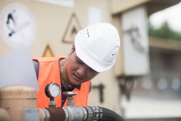 Junger Arbeiter in einem Betonwerk - CAVF66923