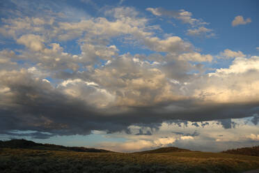 Dramatischer Himmel bei Sonnenuntergang in der Salbei-Prärie im Südosten Wyomings. - CAVF66973