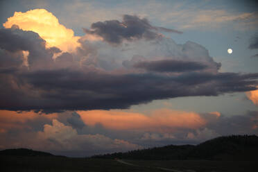 Dramatischer Himmel bei Sonnenuntergang in der Salbei-Prärie im Südosten Wyomings. - CAVF66976