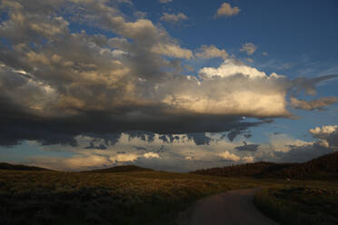 Dramatischer Himmel bei Sonnenuntergang in der Salbei-Prärie im Südosten Wyomings. - CAVF66977