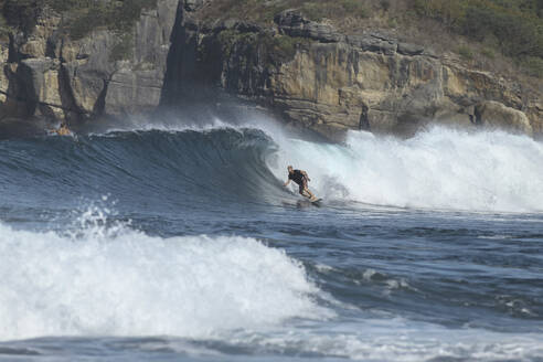 Surfer auf einer Welle bei Sonnenuntergang - CAVF66978