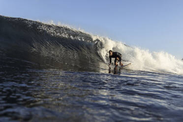 Surfer auf einer Welle - CAVF66981