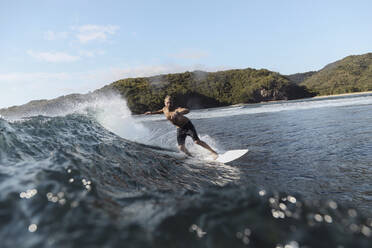 Surfer auf einer Welle - CAVF66982