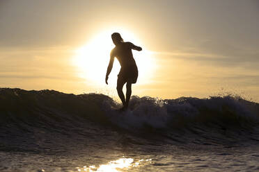 Silhouette eines Surfers bei Sonnenuntergang - CAVF66985