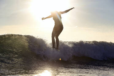 Silhouette eines Surfers bei Sonnenuntergang - CAVF66987
