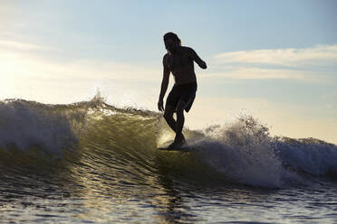 Silhouette eines Surfers bei Sonnenuntergang - CAVF66990