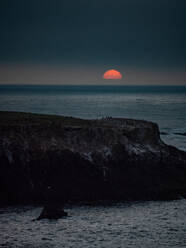 Warmer Sonnenuntergang gegen kühlen blauen Ozean in Mendocino Kalifornien - CAVF67072
