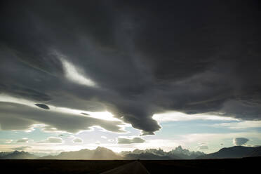 Niedriger Blickwinkel auf Wolkenlandschaft über Landschaft - CAVF67170