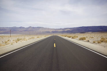 Leere Straße im Death Valley National Park - CAVF67206