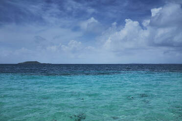 Ruhiger Blick auf das Meer bei bewölktem Himmel - CAVF67225