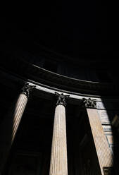 Niedriger Blickwinkel auf das Licht, das auf die architektonischen Säulen des Pantheon bei Nacht fällt - CAVF67236