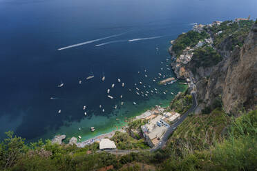 Blick von oben auf die Boote, die in der Conca dei Marini auf dem Meer liegen - CAVF67248