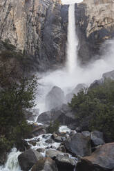 Niedriger Blickwinkel auf die Yosemite Falls - CAVF67254
