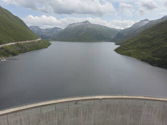 Luftaufnahme eines Dammes in den Schweizer Alpen - CAVF67280