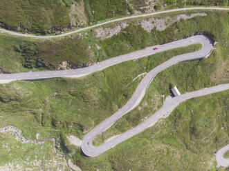 Eine kurvenreiche und gewundene Straße durch die Schweizer Berge - CAVF67282