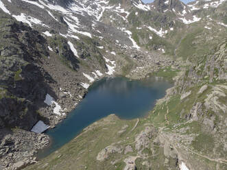 Luftaufnahme eines alpinen Gletschersees hoch in den Schweizer Bergen - CAVF67284