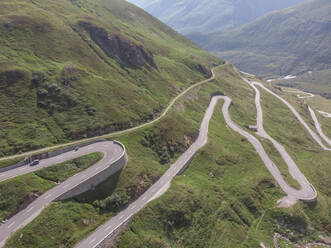 Eine kurvenreiche Straße schlängelt sich elegant durch die Schweizer Landschaft - CAVF67285