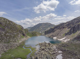 Luftaufnahme eines Alpensees hoch in den Schweizer Bergen - CAVF67287