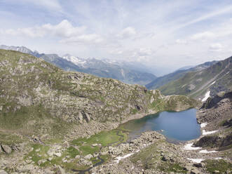 Luftaufnahme des Gletschersees und der Schweizer Berge - CAVF67290