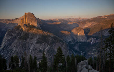 Half Dome bei Sonnenuntergang im Yosemite National Park - CAVF67308