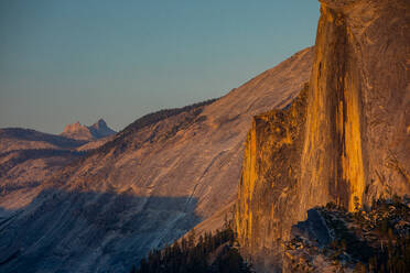 Die senkrechte Wand des Half Dome bei Sonnenuntergang im Yosemite mit Echo Peaks - CAVF67315