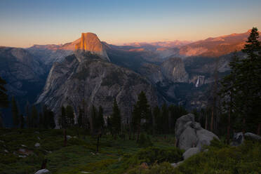 Half Dome bei Sonnenuntergang im Yosemite National Park - CAVF67316