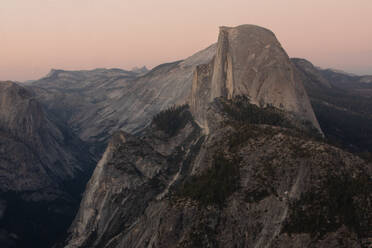 Half Dome im Yosemite National Park mit den Echo Peaks im Hintergrund. - CAVF67317