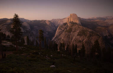 Half Dome bei Sonnenuntergang im Yosemite National Park vom Glacier Point aus - CAVF67320