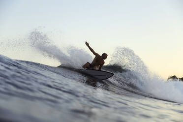 Surfer auf einer Welle - CAVF67323