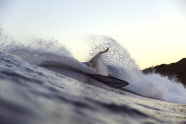 Surfer auf einer Welle - CAVF67324