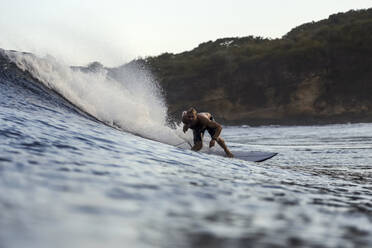 Surfer auf einer Welle - CAVF67326