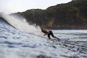 Surfer auf einer Welle - CAVF67327
