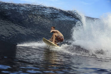 Surfer auf einer Welle - CAVF67329