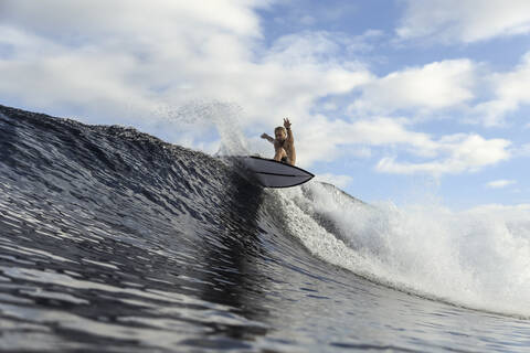 Surfer auf einer Welle, lizenzfreies Stockfoto