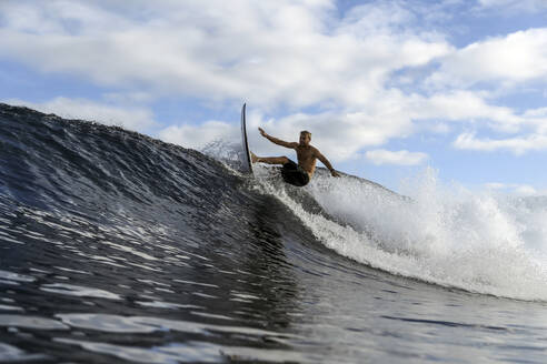 Surfer auf einer Welle - CAVF67331