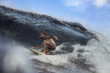 Surfer auf einer Welle - CAVF67332