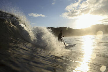 Surfer auf einer Welle bei Sonnenuntergang - CAVF67337