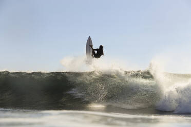 Surfer auf einer Welle - CAVF67341