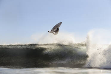 Surfer auf einer Welle - CAVF67342