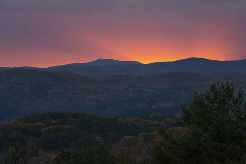 Sonnenuntergang über den Bergen bei Quechee, Vermont. - CAVF67372