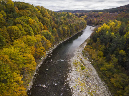 Herbstlaub säumt den White River in Vermont. - CAVF67378