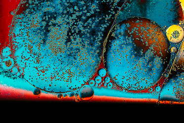Makroaufnahme von Wasser-Öl-Emulsion über farbigem Hintergrund - CAVF67389