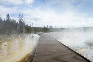 Promenade an der heißen Quelle im Yellowstone-Nationalpark - CAVF67424